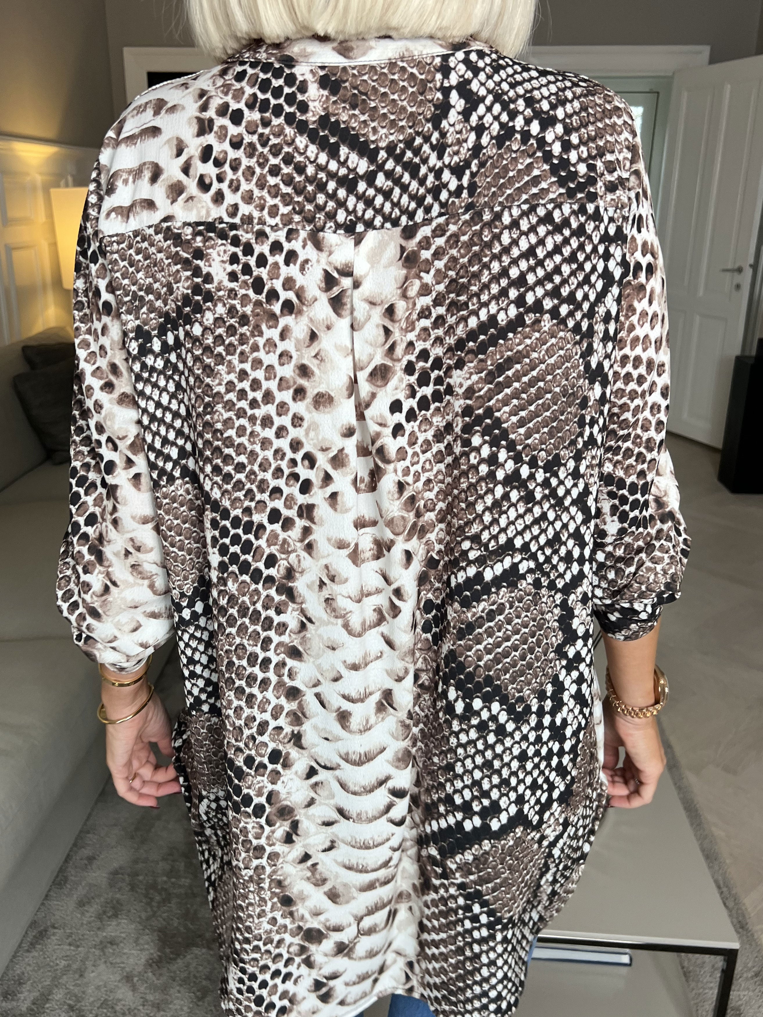 Vanesa Snake - Let og sød bluse med slange print